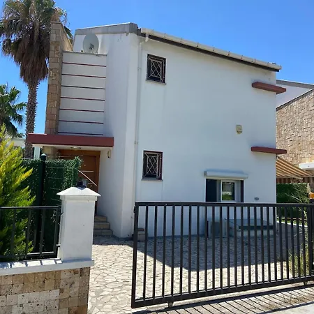 فيلة Close To The Sea In - With A Shared Pool كوشاداسيه