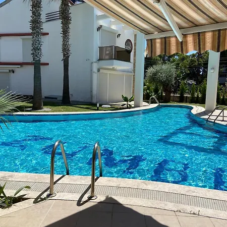 Close To The Sea In - With A Shared Pool Kusadası